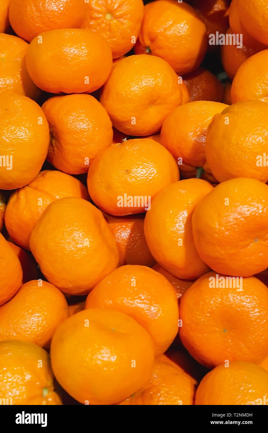 Gestapelte Mandarinen für den Einzelverkauf in einem Markt Stockfoto