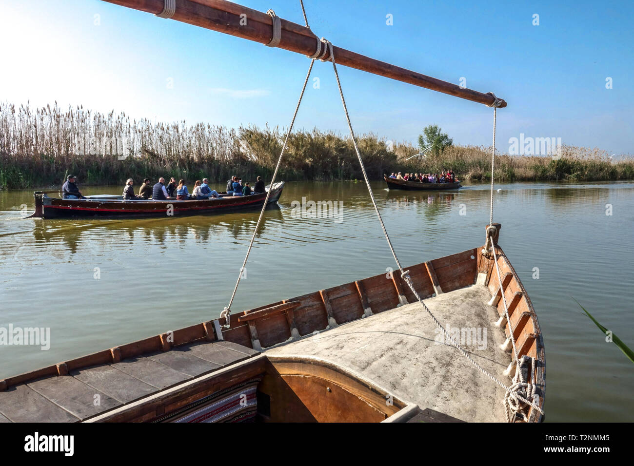 Albufera Naturpark, Albufera Valencia, Menschen im Boot, touristische Reise auf dem See, Spanien Albufera Lagune Stockfoto