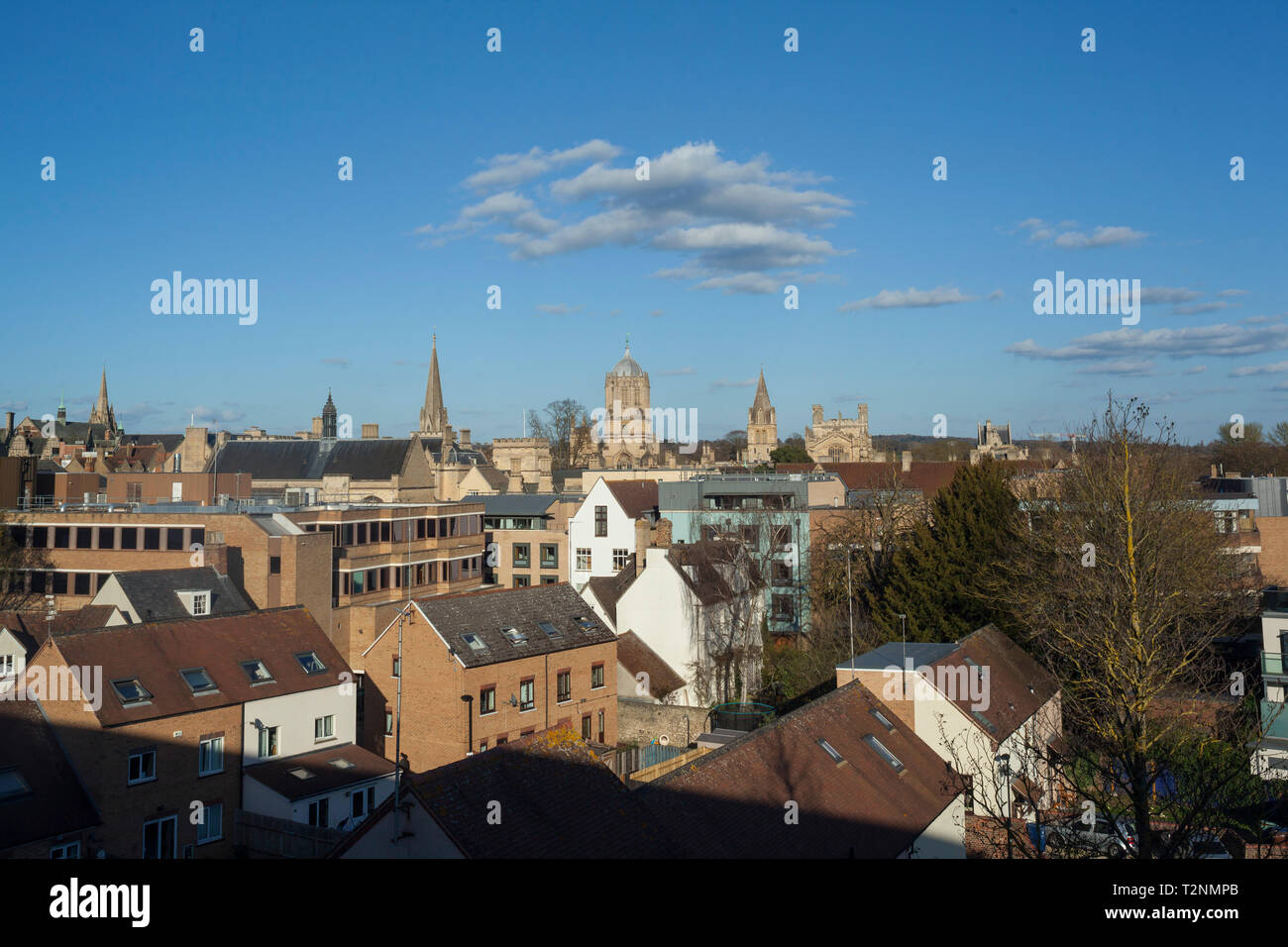 Ein Blick auf die Dächer von Oxford einschließlich Tom Tower und cumulus Wolken aus dem Garten auf dem Dach des neuen Westgate Shopping Center, die von Dixon Jon Stockfoto