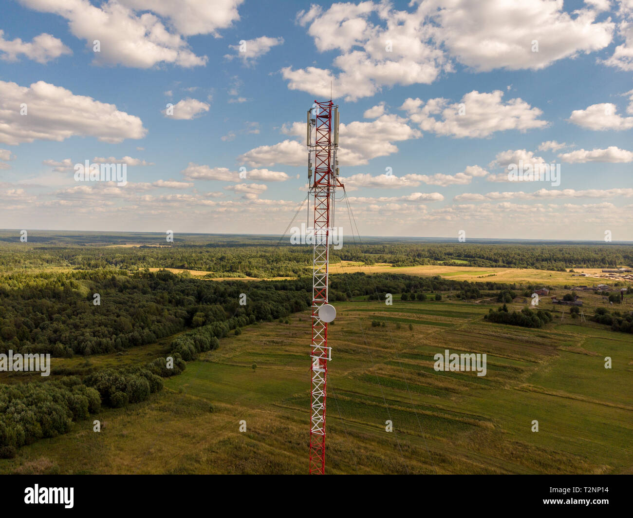 Zelle Turm im Wald, Blick von der Drohne Stockfoto