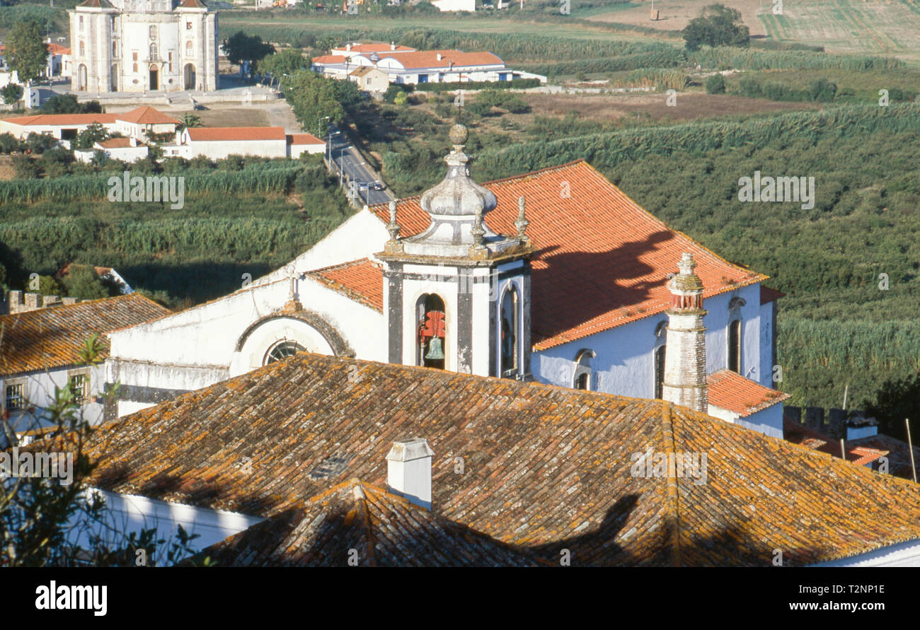 Capela de Sao Martinho Largo de Sao Pedro mit der Kirche Santuario de Senhor da Pedra im Hintergrund Obidos Portugal Estremadura Stockfoto