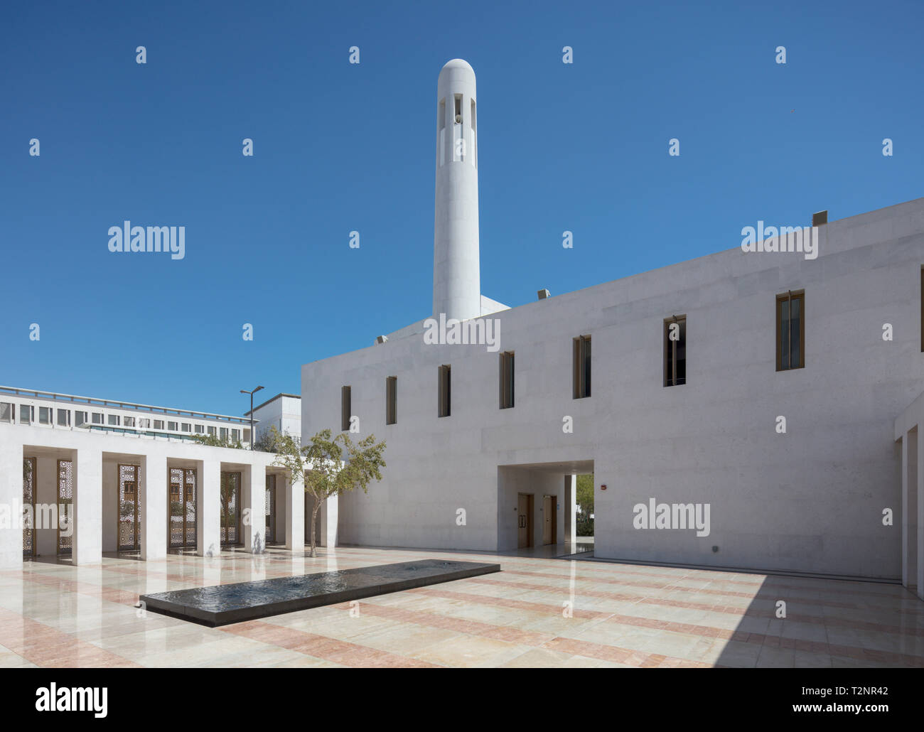 Innenhof und Minarett, Moschee, Msheireb Jumaa, Doha, Qatar Stockfoto