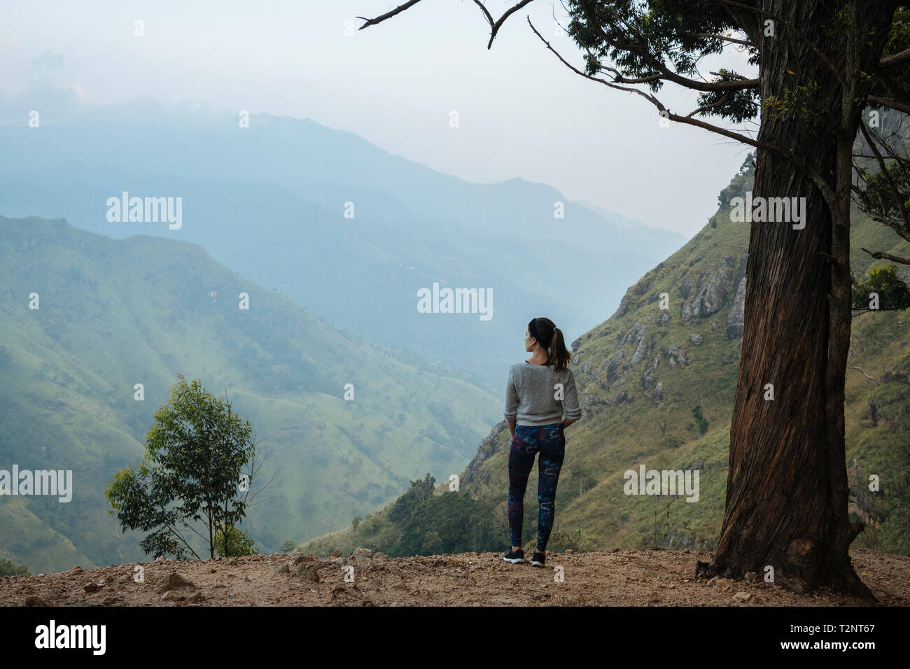 Frau genießen Blick auf Hügel, Ella, Uva, Sri Lanka Stockfoto
