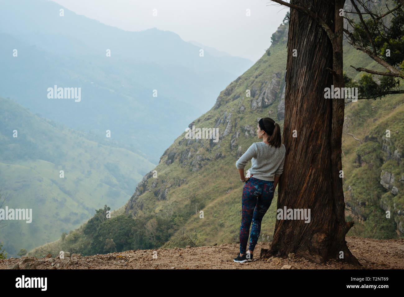 Frau genießen Blick auf Hügel, Ella, Uva, Sri Lanka Stockfoto