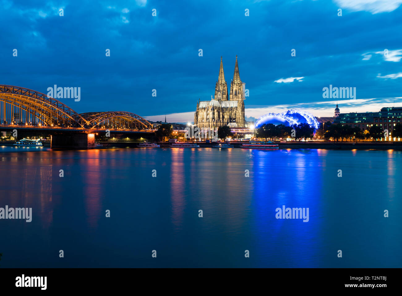 Dom, Hohenzollernbrücke und Theater entlang Rhein bei Nacht, Köln, Nordrhein-Westfalen, Deutschland Stockfoto
