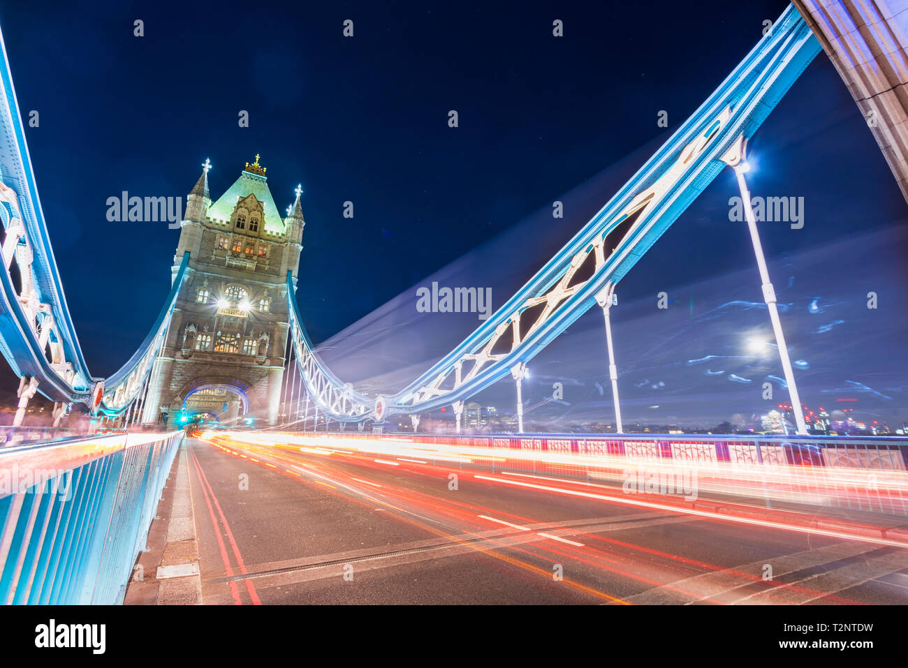 Lange Belichtung von der Tower Bridge bei Nacht mit hellen Streifen von Verkehr, City of London, Großbritannien Stockfoto