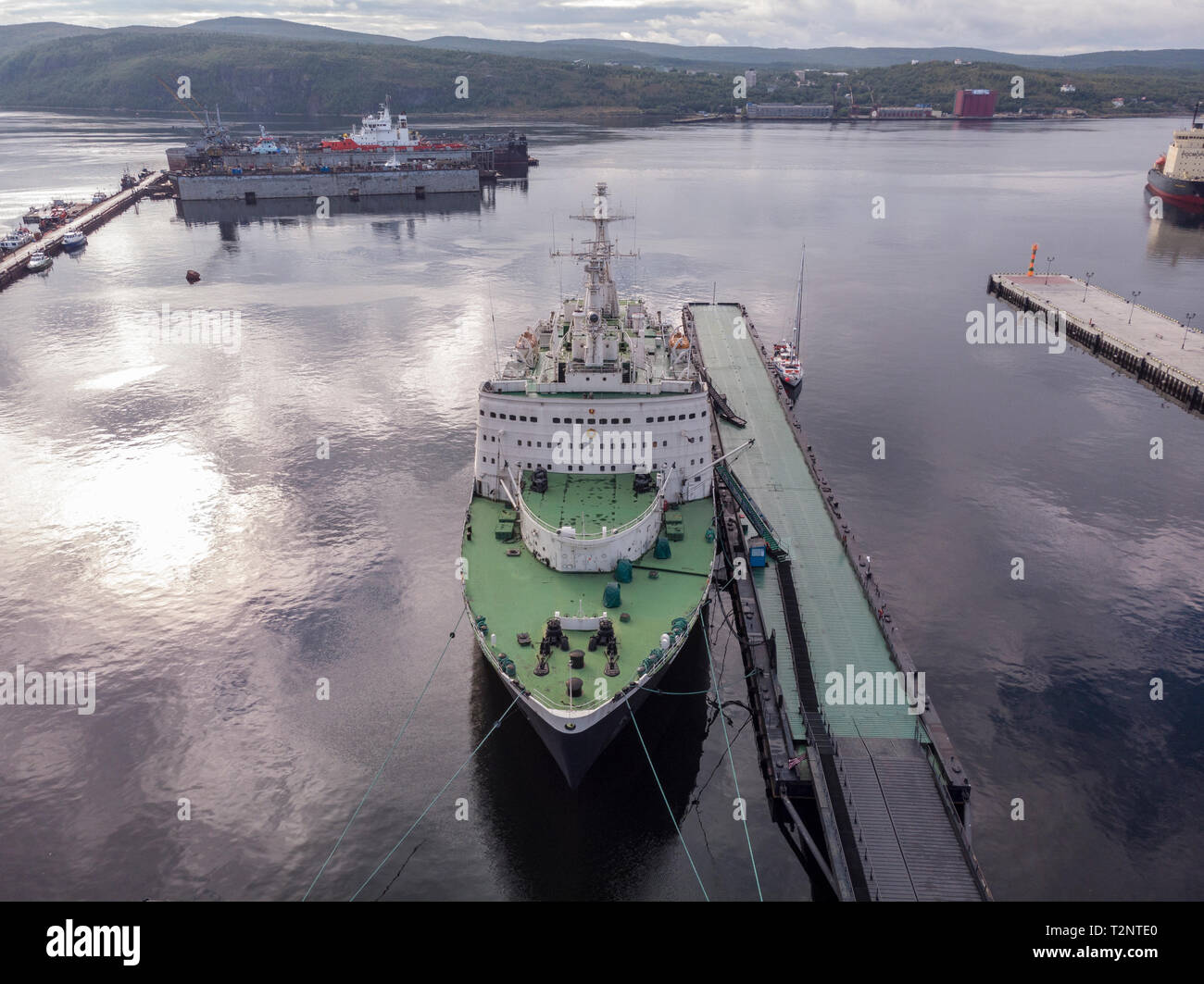 Blick auf das Schiff von der Drohne Stockfoto