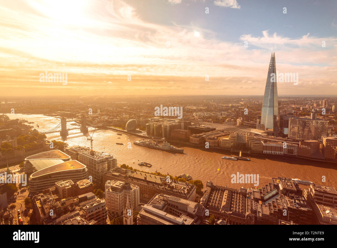 Sonnigen Blick auf die Themse, die Tower Bridge, London Tower und den Shard, City of London, Großbritannien Stockfoto