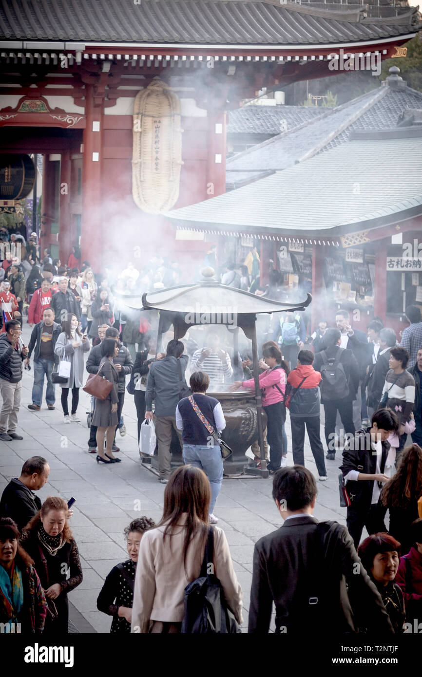 Besucher in Asakusa Tempel in der Dämmerung Stockfoto