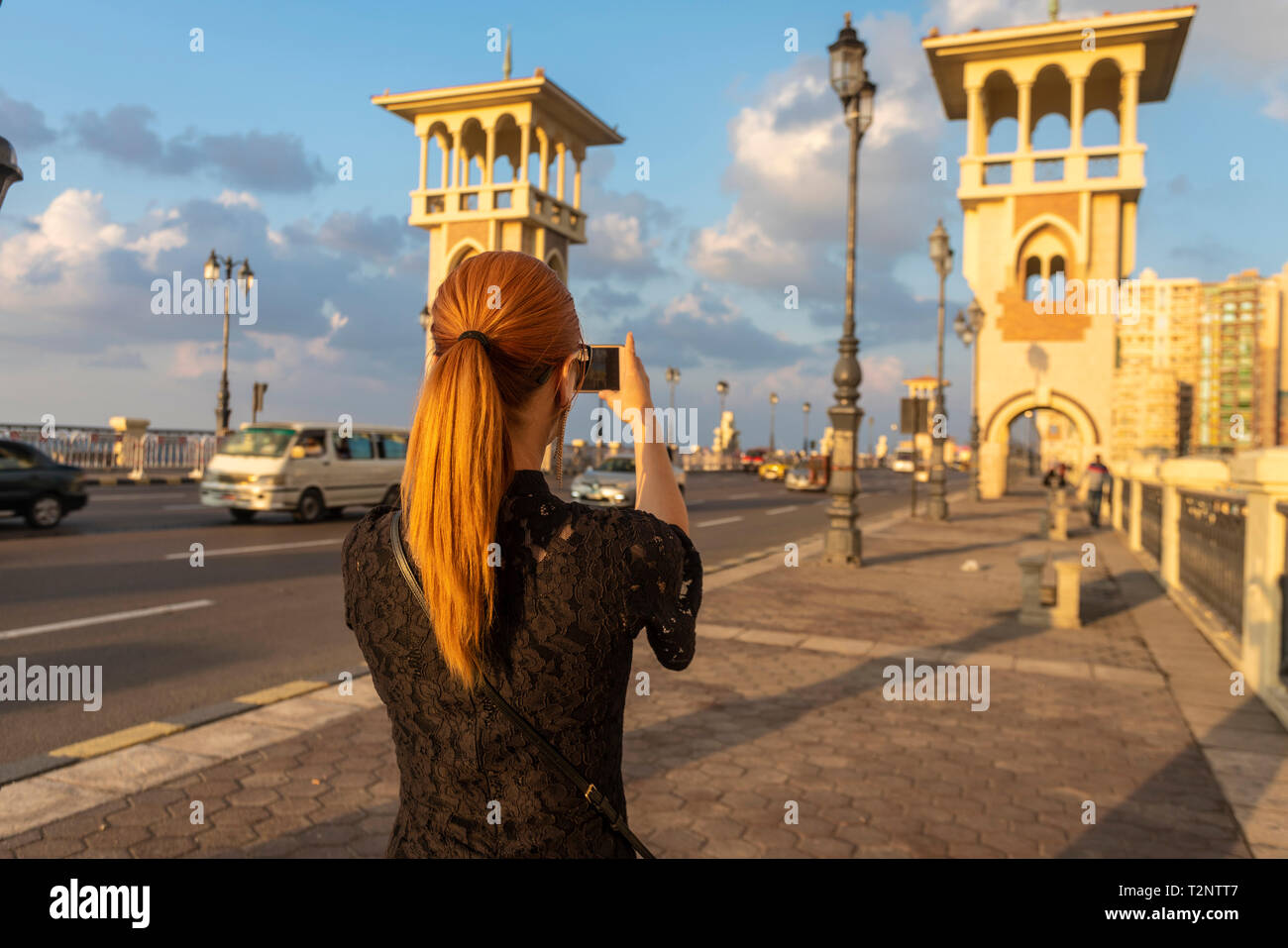 Weibliche Touristen mit roten Haaren fotografieren Stanley Brücke, Rückansicht, Alexandria, Ägypten Stockfoto