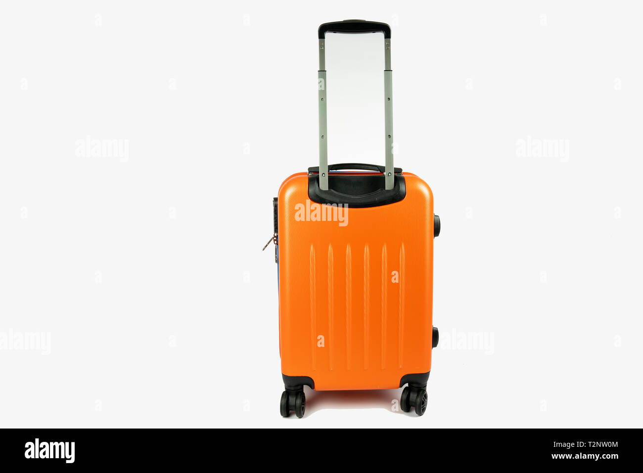 Moderne orange Koffer mit dem Griff nach oben. Bereit für Ihren Urlaub oder Ihre Geschäftsreise zu gehen. Der Koffer ist auf weißem Hintergrund mit Platz daneben Stockfoto
