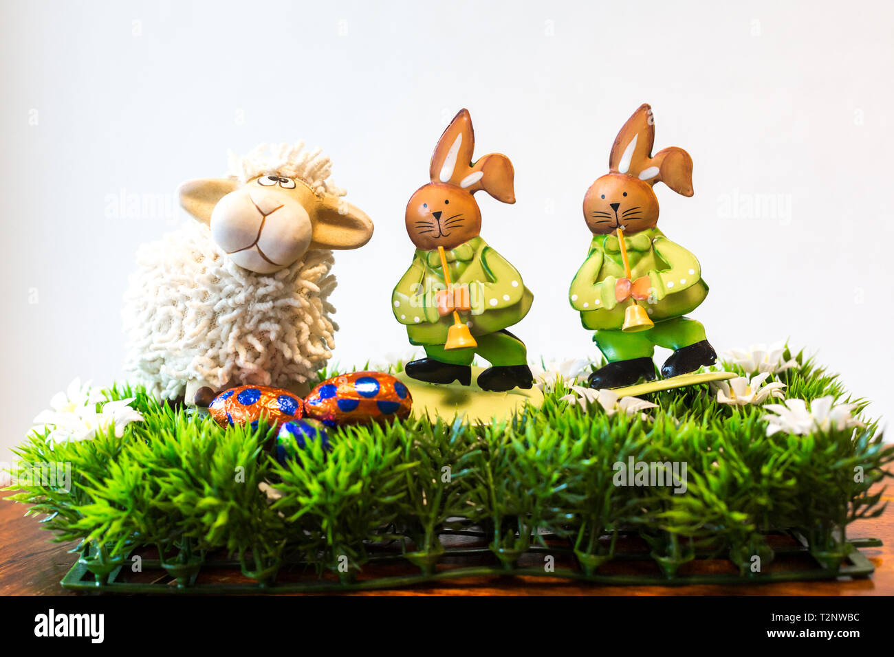 Zwei Kleine Statuen Von Braun Kaninchen Und Eine Weisse Schafe Im