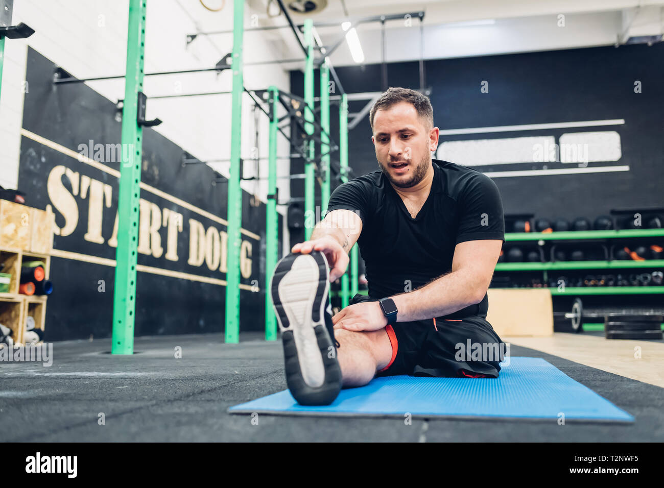 Menschen mit Behinderung Stretching in der Turnhalle Stockfoto