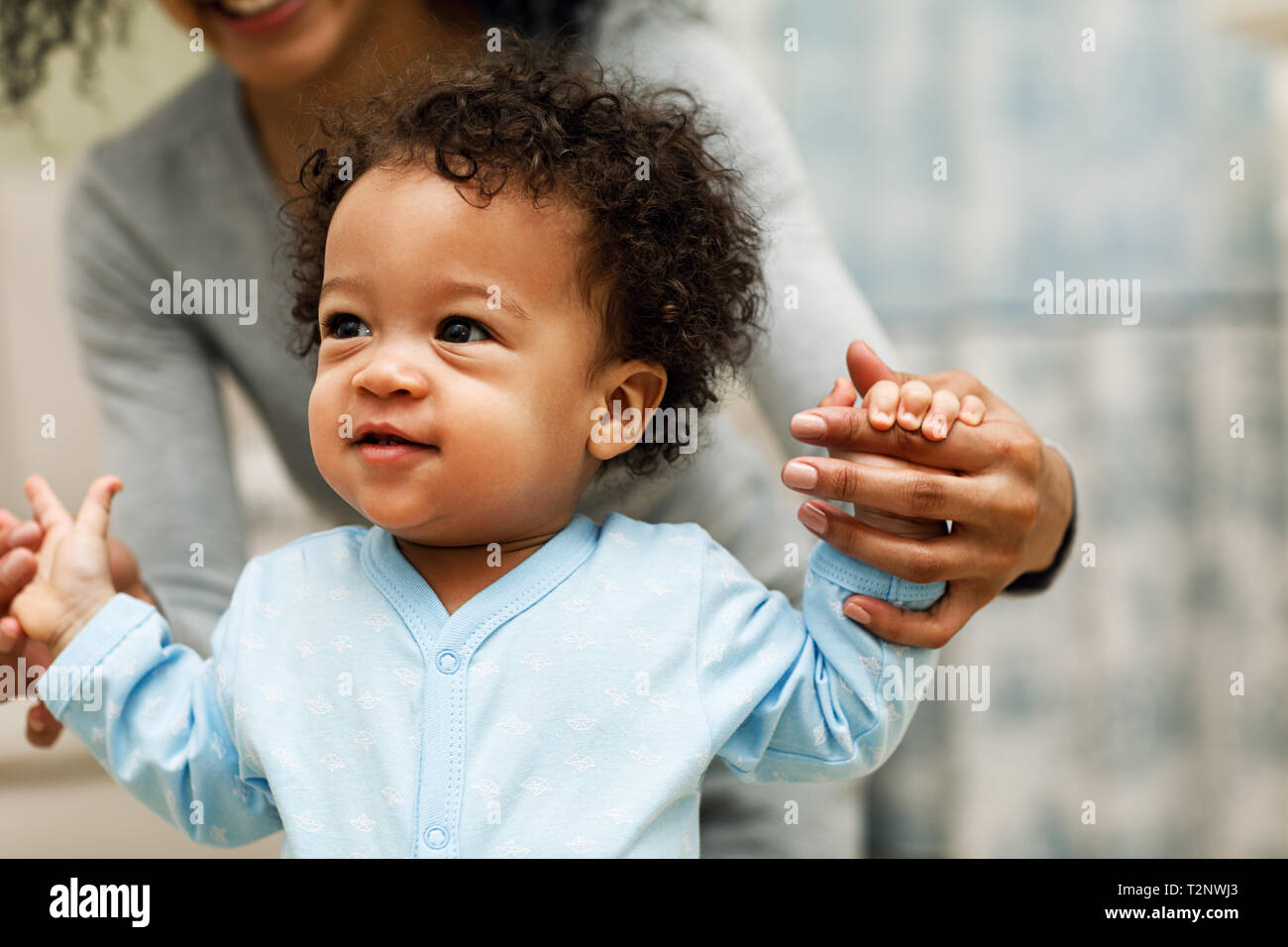 Mischlinge Mutter mit Baby Sohn im Wohnzimmer spielen Stockfoto