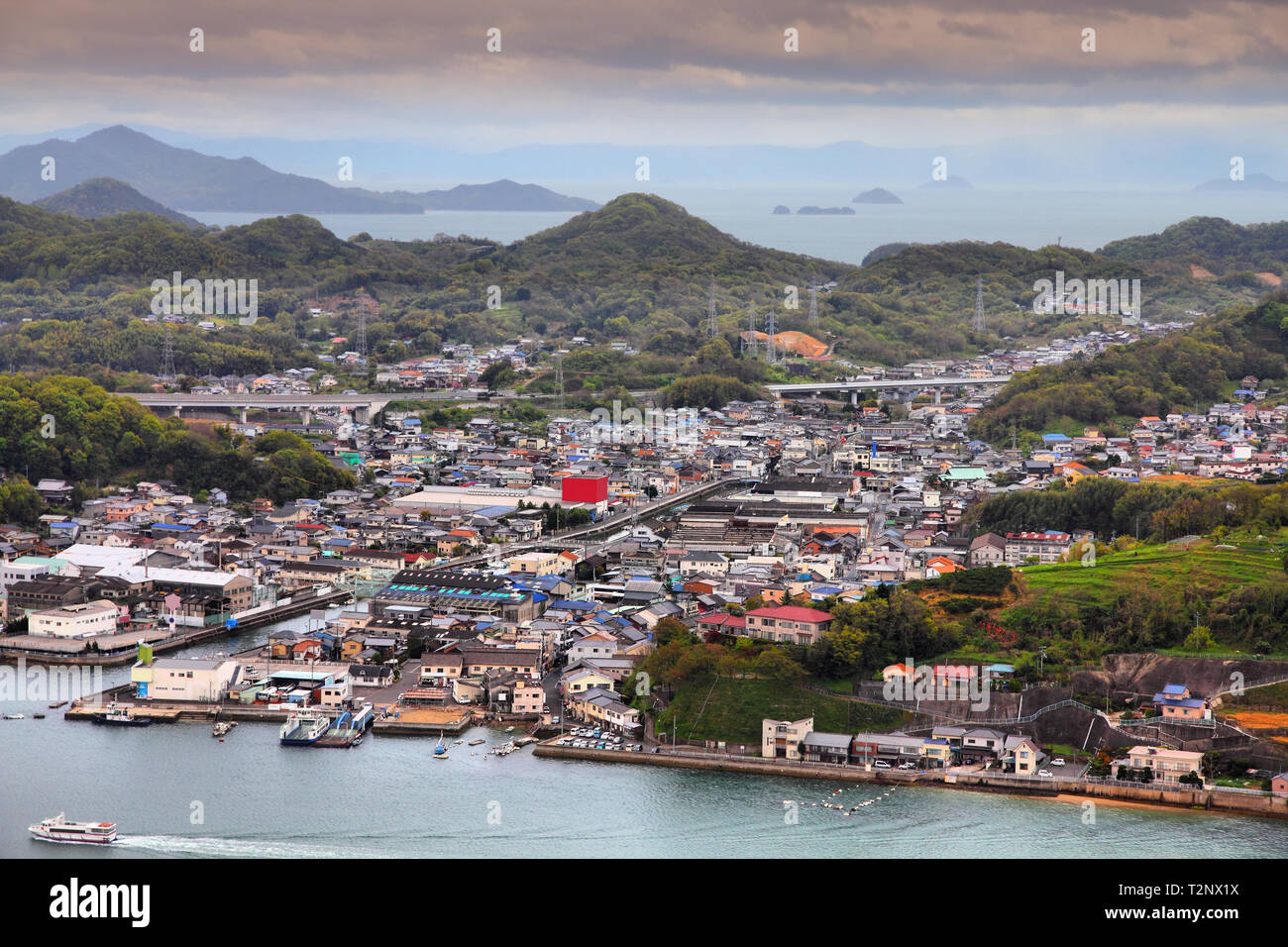 Onomichi, Japan - Stadt in der Region Chugoku. Luftbild mit Binnenmeer. Stockfoto