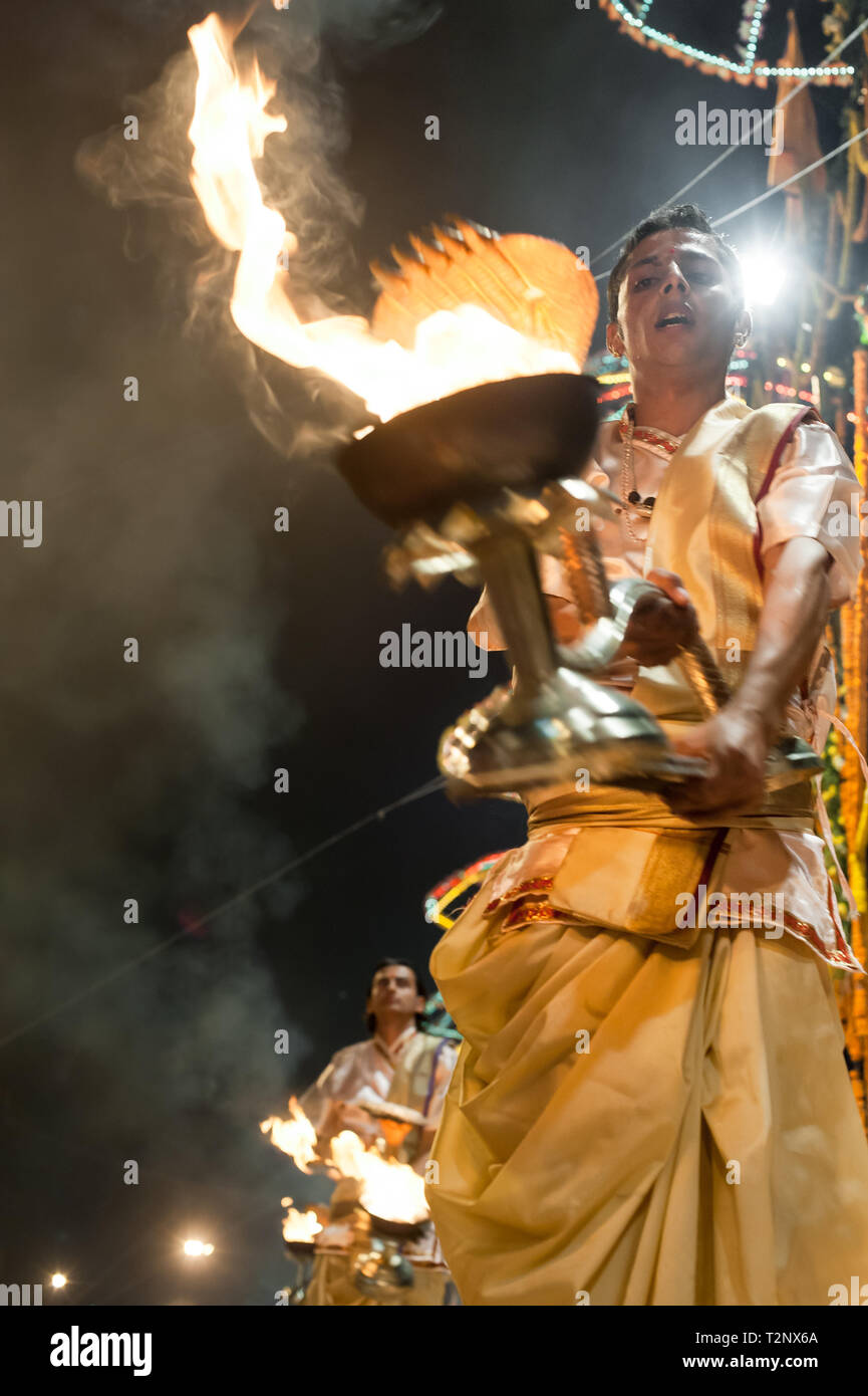 Hindu Priester führen Rituale während des abendlichen Ganga Seva Nidhi, einem religiösen hinduistischen Zeremonie, die zweimal täglich stattfindet. Stockfoto