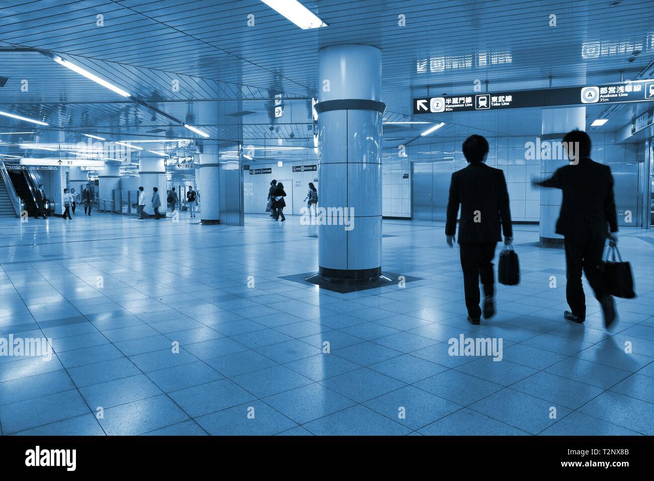 TOKYO, Japan - 13. APRIL 2012: Leute geben Toei U-Bahn in Tokio. Mit mehr als 3.1 Milliarden jährliche Fahrten, Tokioter U-Bahn System ist die verkehrsreichste Stockfoto