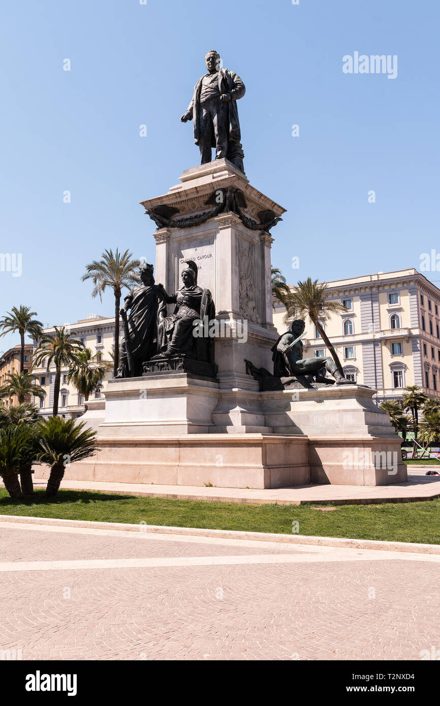 Bronzestatue von Italiens erste PM, Paolo Filippo Giulio Camillo Benso Graf von Cavour (1810 - 1861) Auf der Piazza Cavour, Rom, von Stefano Gallietti 1895. Stockfoto