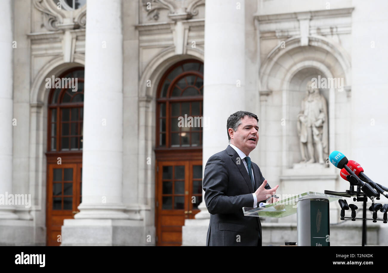 Finanzminister österlichen Donohoe während einer Pressekonferenz im Regierungsgebäude, Dublin, wo er kündigte an, dass es keine Änderung in der lokalen Grundsteuer bis 2021. Stockfoto