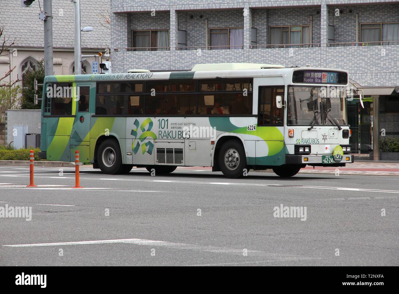 KYOTO, Japan - 15 April, 2012: Hino Bus wie Raku Touristenbus in Kyoto, Japan. Hino Motors besteht seit 1942, beschäftigt 9.500 Mitarbeiter (2008) und ist Teil der Stockfoto