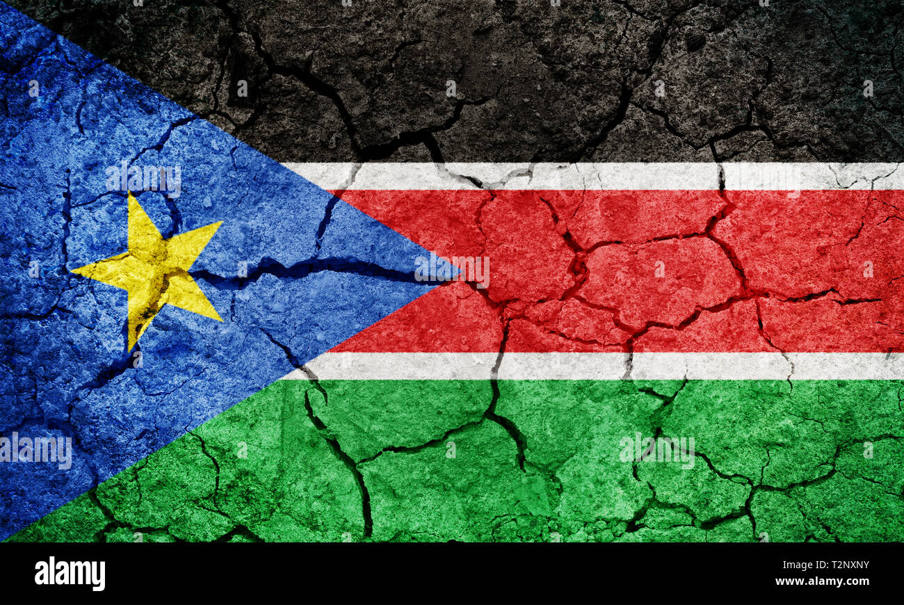 Republik Südafrika Sudan Flagge auf trockener Erde Boden Textur Hintergrund Stockfoto
