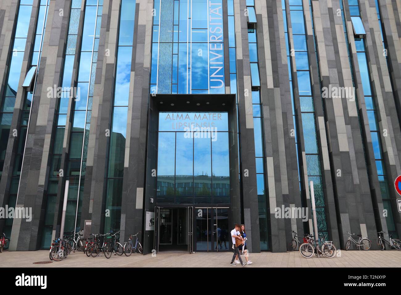LEIPZIG, Deutschland - Mai 9, 2018: Studenten Spaziergang durch Augusteum, Hauptgebäude der Universität Leipzig in Deutschland. Die Universität besteht seit dem 15. Jahrhundert ein Stockfoto