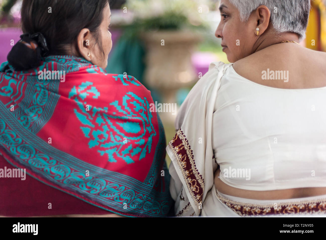Zwei indische Frauen mittleren Alters sprechen. Stockfoto