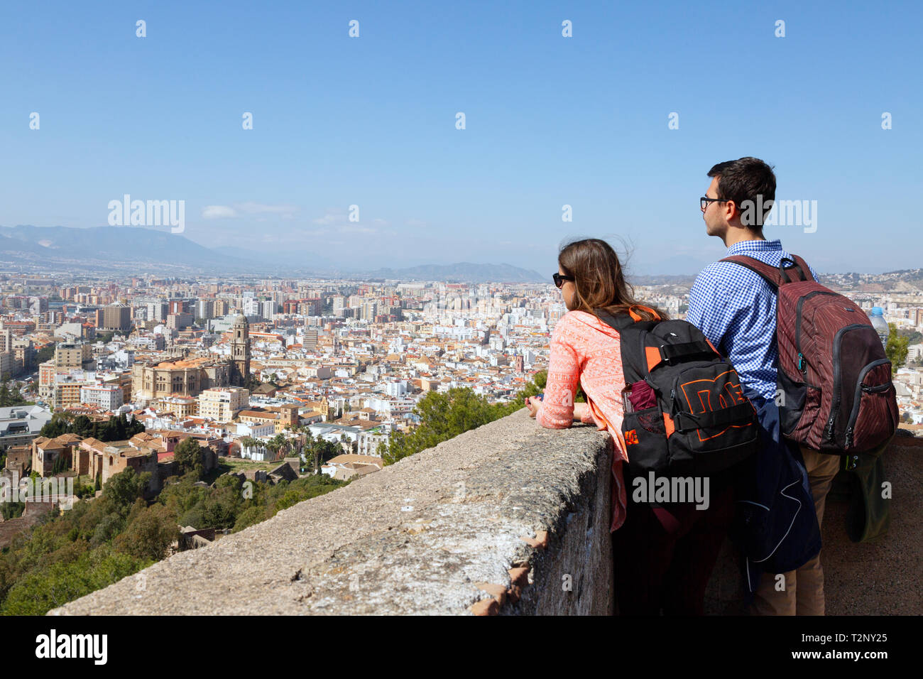 Spanien Urlaub - ein paar über Malaga Malaga Schloss, Altstadt Malaga, Malaga Andalusien Spanien Europa suchen Stockfoto