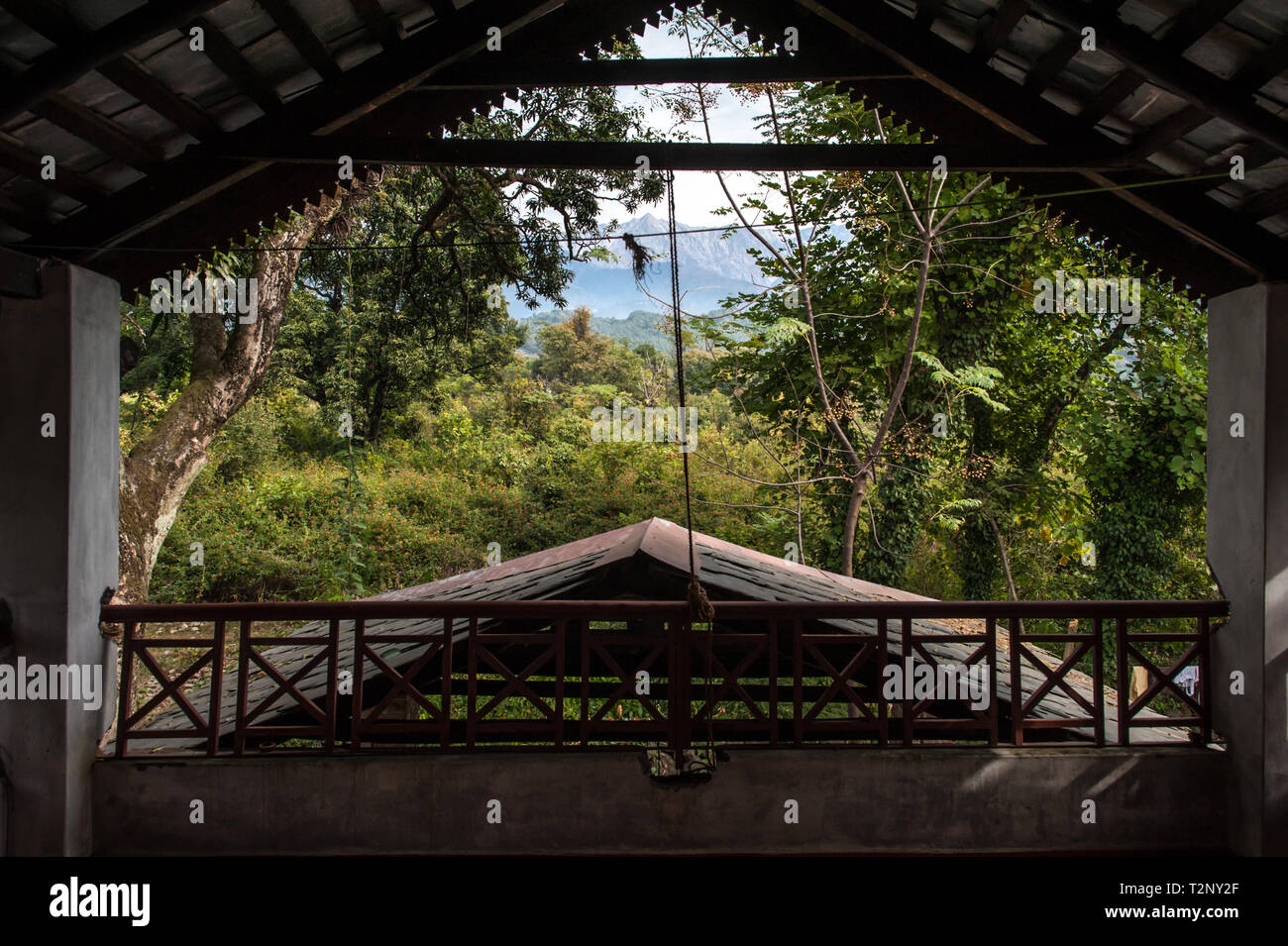 Blick auf die Berge rund um Dharamsala, aus einem Haus im Dschungel. Stockfoto