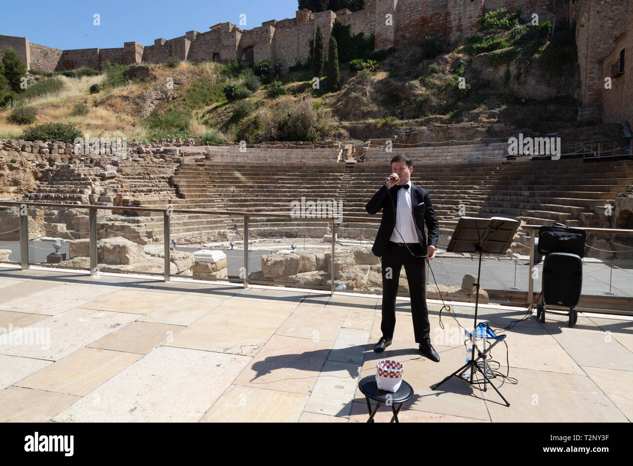 Street entertainer Spanien - ein Mann singt Oper im Römischen Theater, Malaga, Andalusien Spanien Europa Stockfoto