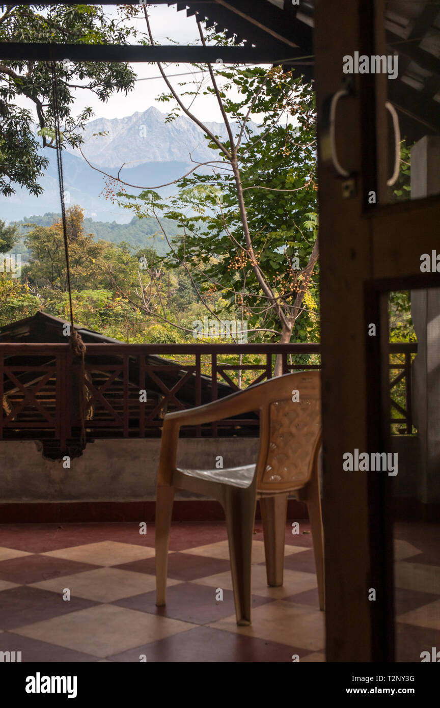 Blick auf die Berge rund um Dharamsala, aus einem Haus im Dschungel. Stockfoto