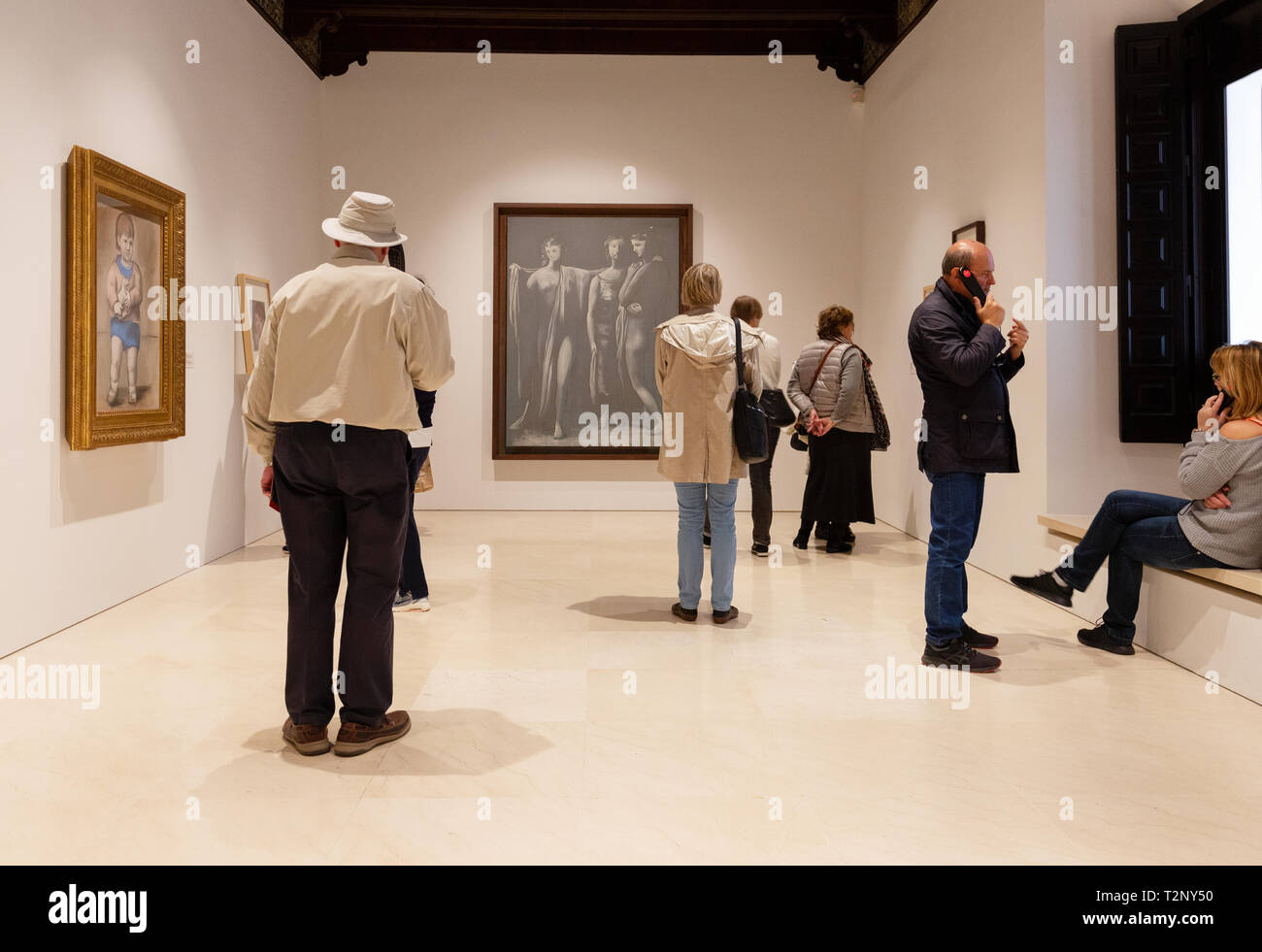 Museo Picasso Málaga - Besucher an Gemälde suchen, Museo Picasso, Malaga Andalusien Spanien Stockfoto