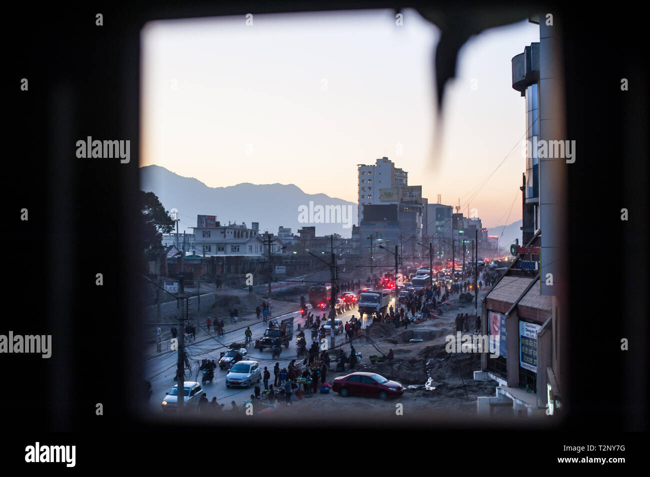 Ein Blick auf den Bereich der Baneshwor Kathmandu Tal durch ein kleines Fenster. Stockfoto