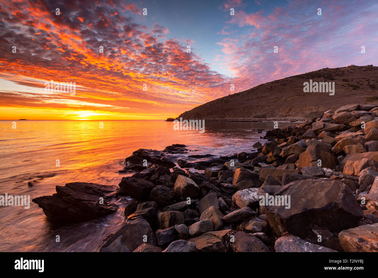 Eine lebendige Sonnenaufgang an der Begegnung Bucht auf der Halbinsel Fleurieu in Südaustralien am 3. April 2019 Stockfoto