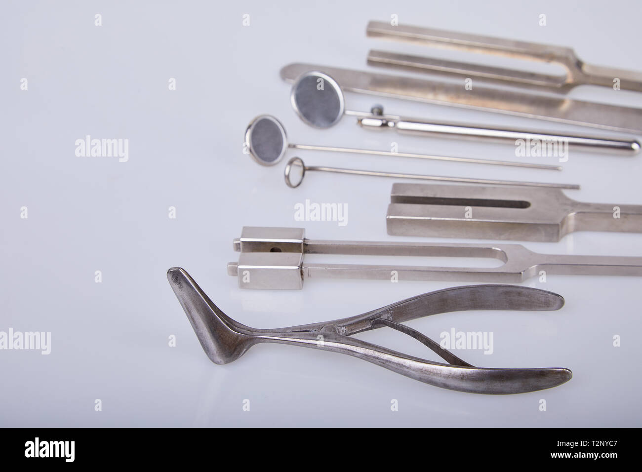 Medizinische Instrumente für die HNO-Arzt auf Weiß. Eine Reihe von  otolaryngologist Instrument Stockfotografie - Alamy