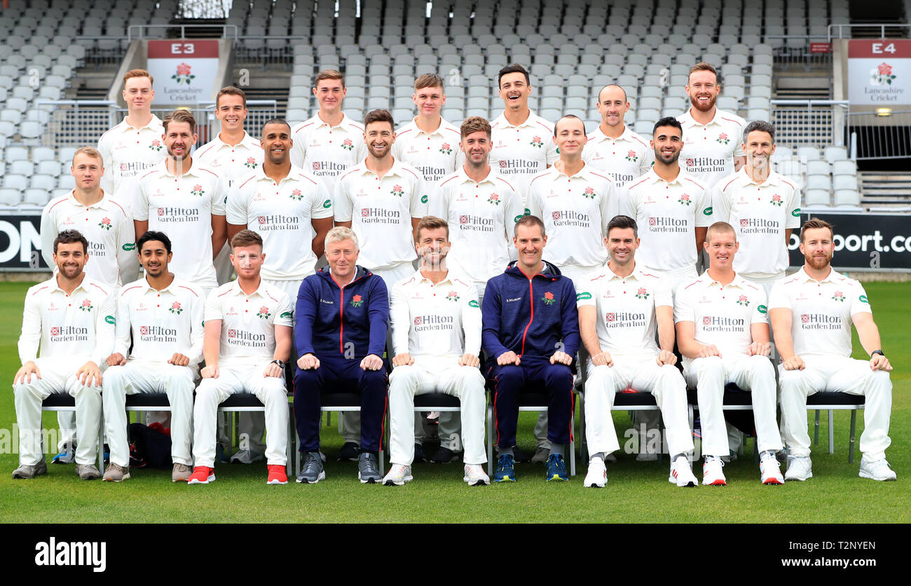 Der Lancashire (hintere Reihe, links-rechts) Brooke Gast, George Lavelle, George Balderson, Jack Morley, Rob Jones, Josh Bohannon und Danny Lamm (mittlere Reihe, links-rechts) Matt Parkinson, Tom Bailey, Liam Hurt, Richard Gleeson, Toby Lester, Tom Hartely, Saqib Mahmood und Graham Zwiebeln (vordere Reihe von links nach rechts) Stephan Parry, haseeb Hameed, Alex Davies, Trainer Glen Chapple, Steven Croft Assistant Coach Mark Chilton, Keaton Jennings, James Anderson und Däne Vilas während der Medien Tag im Emirates Old Trafford, Manchester. Stockfoto