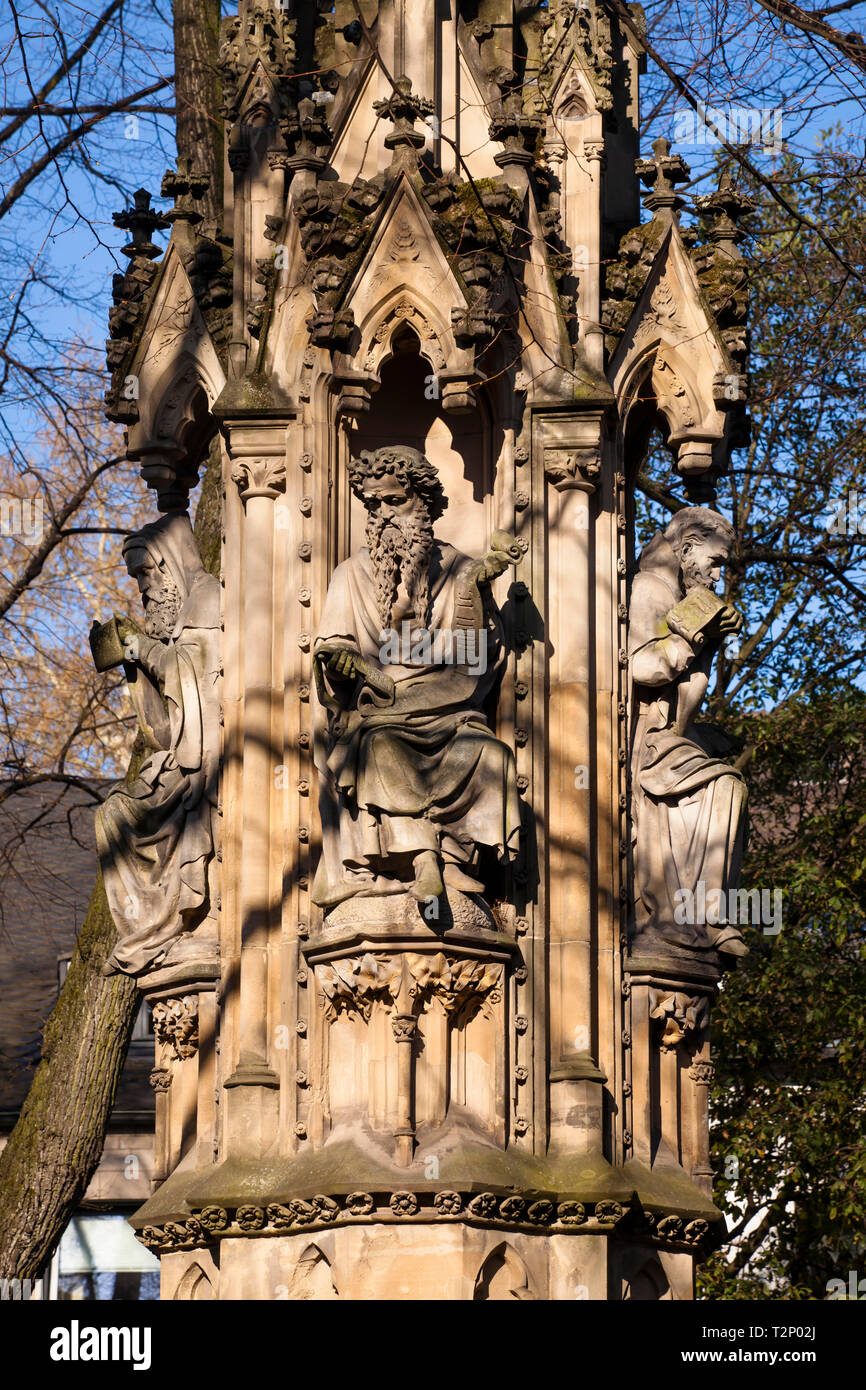 Figuren der Statue der Jungfrau Maria in dem kleinen Park Gereonsdriesch in der Nähe der romanischen Kirche St. Gereon, Köln, Deutschland. Figuren der Mari Stockfoto