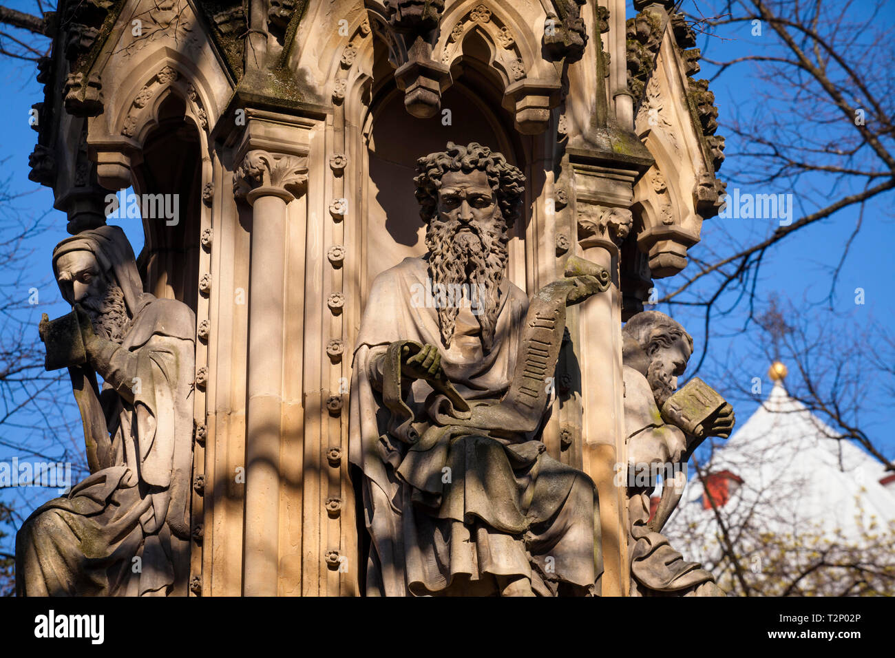 Figuren der Statue der Jungfrau Maria in dem kleinen Park Gereonsdriesch in der Nähe der romanischen Kirche St. Gereon, Köln, Deutschland. Figuren der Mari Stockfoto