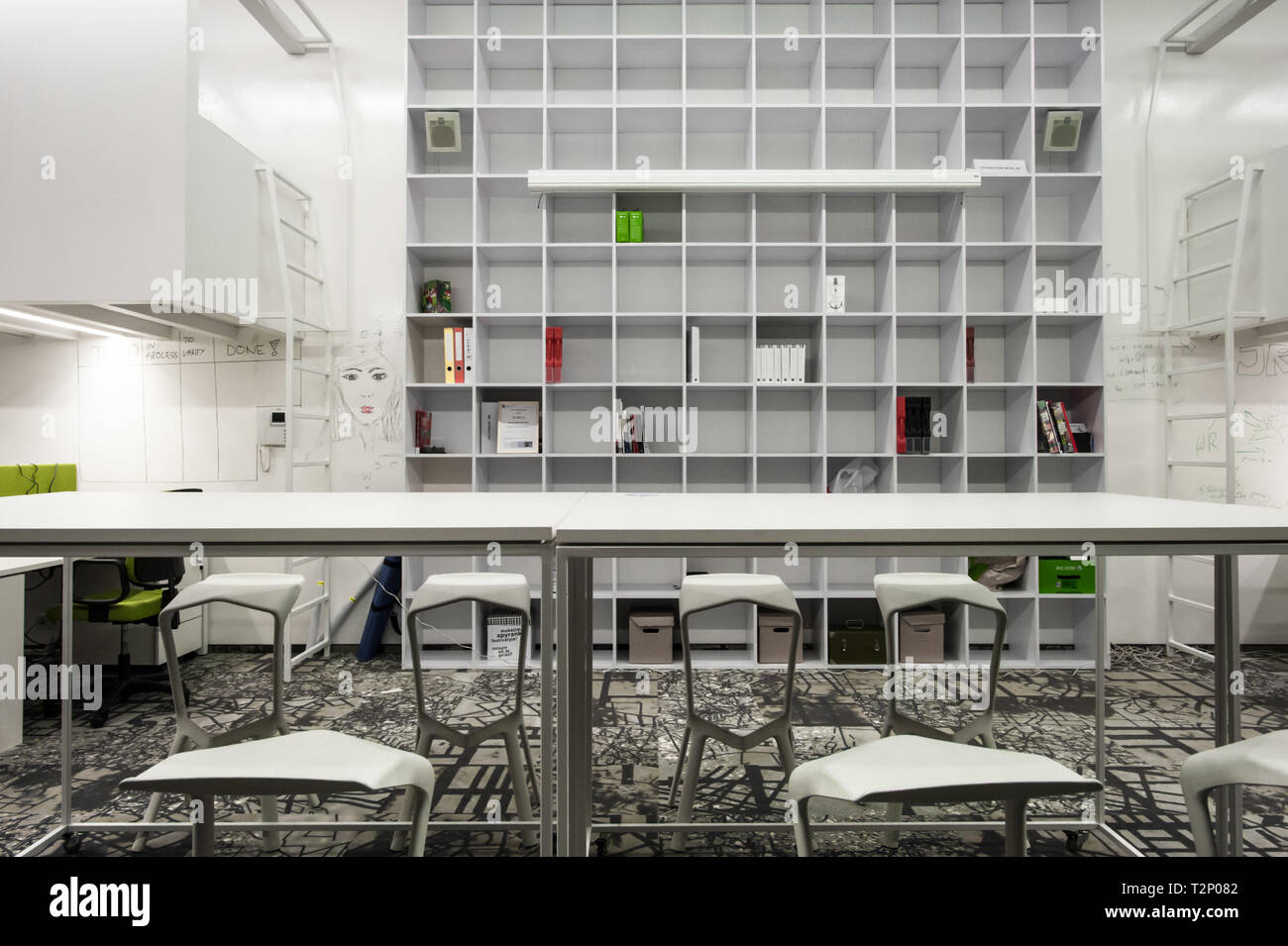 Minimalistische Interieur in einer modernen Büroumgebung, perfekt für junge Start-ups. Stockfoto