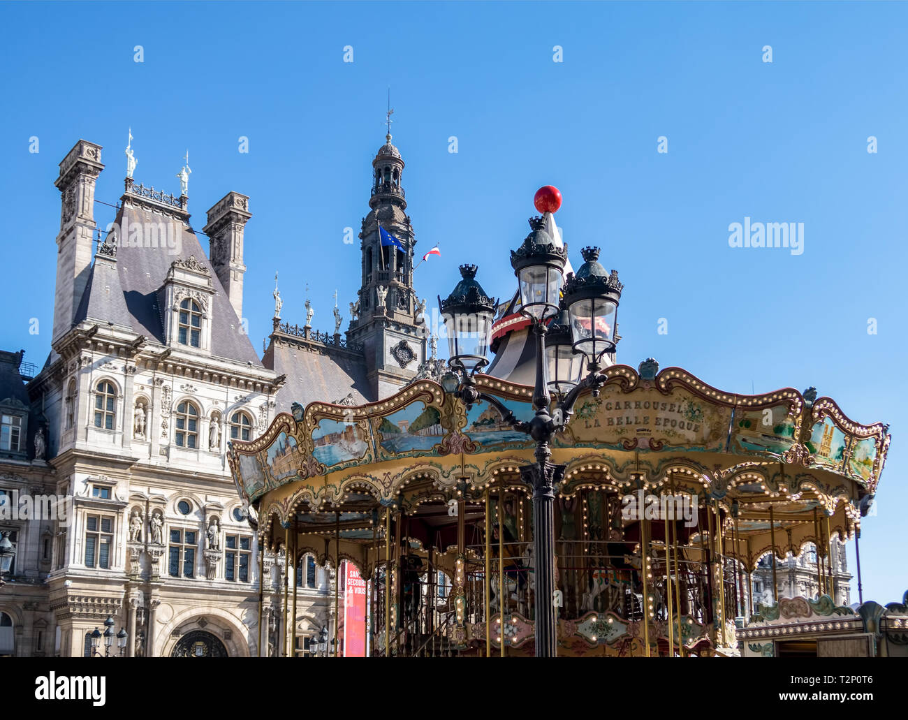 Merry go round auf dem Platz vor dem Rathaus - Paris Stockfoto