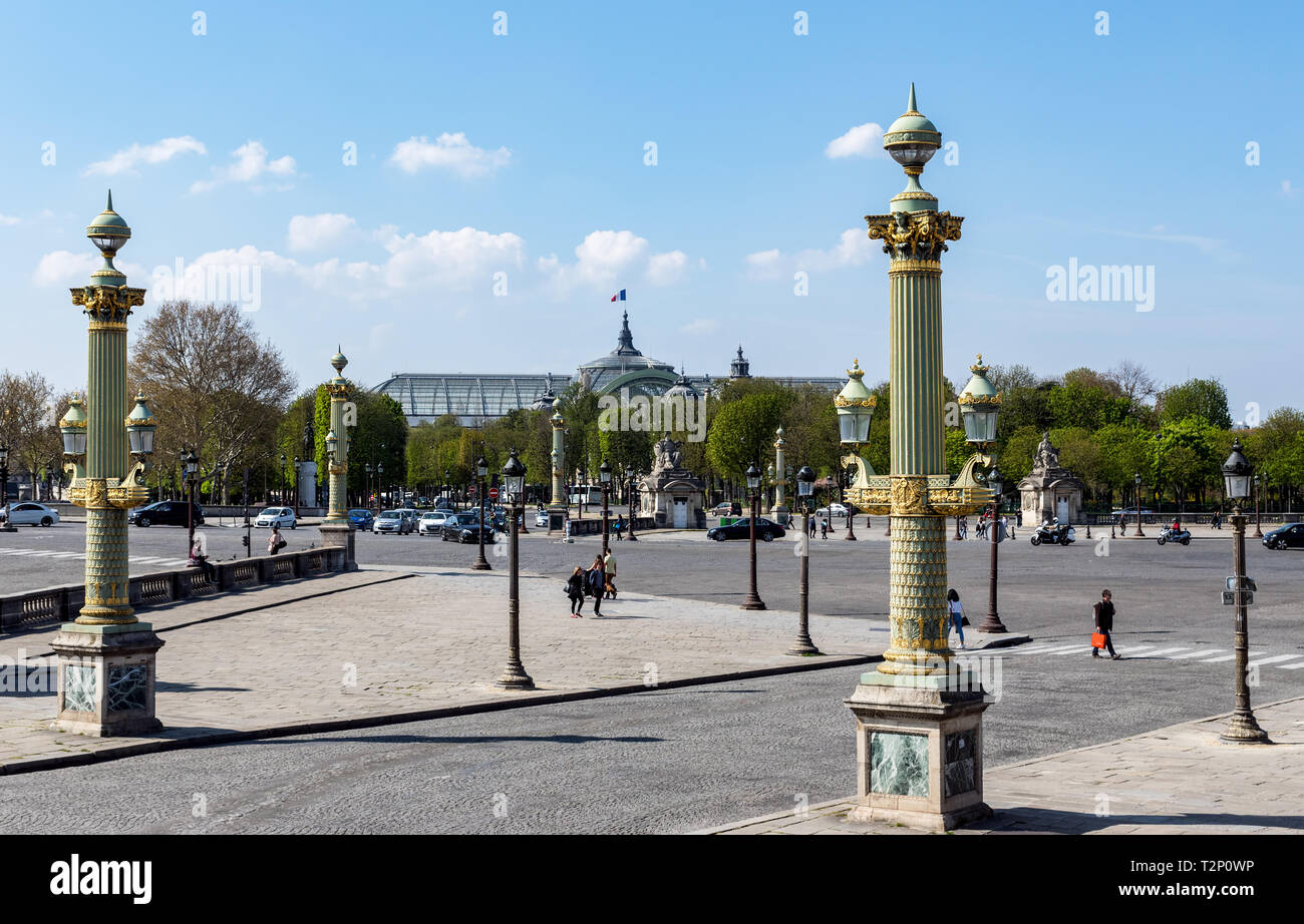Place de la Concorde mit großen Palast im Hintergrund - Paris Stockfoto