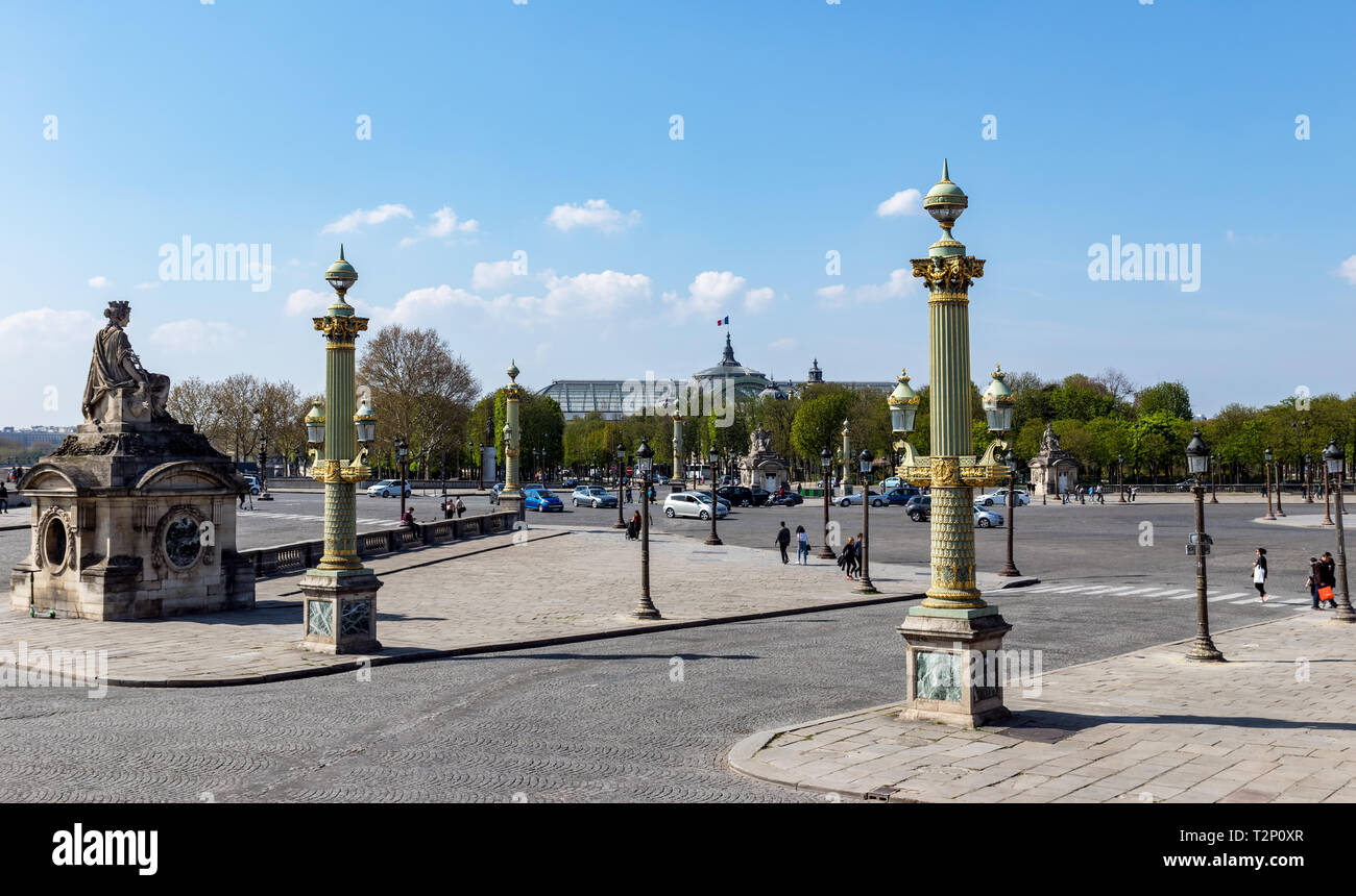 Place de la Concorde mit großen Palast im Hintergrund - Paris Stockfoto