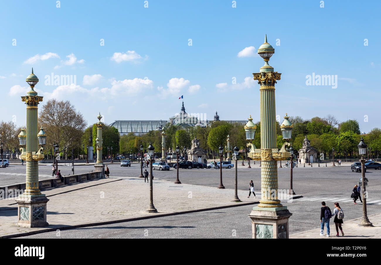 Place de la Concorde mit großen Palast im Hintergrund - Paris Stockfoto