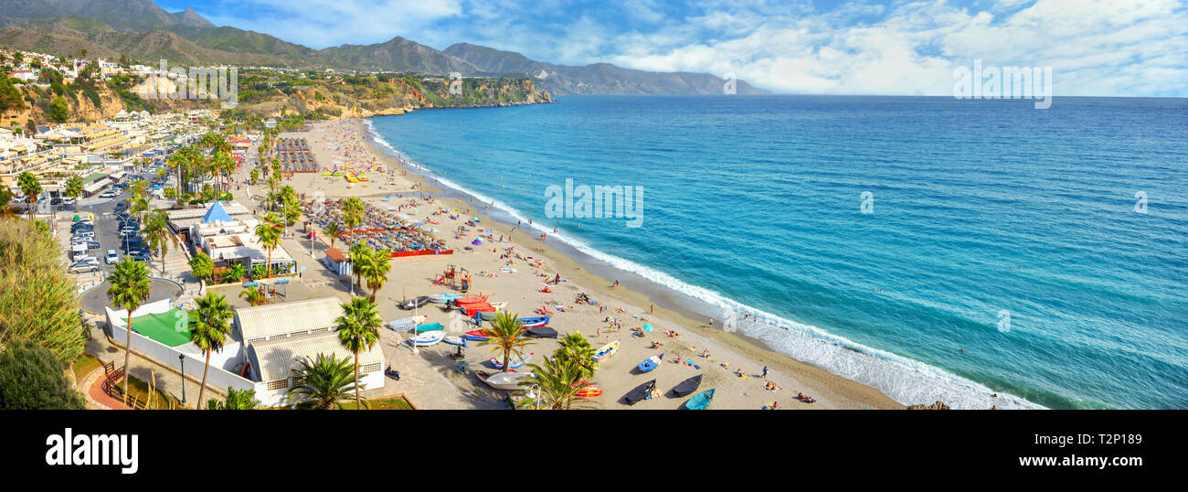 Panoramablick auf Strand in Nerja. Provinz Malaga, Costa del Sol, Andalusien, Spanien Stockfoto