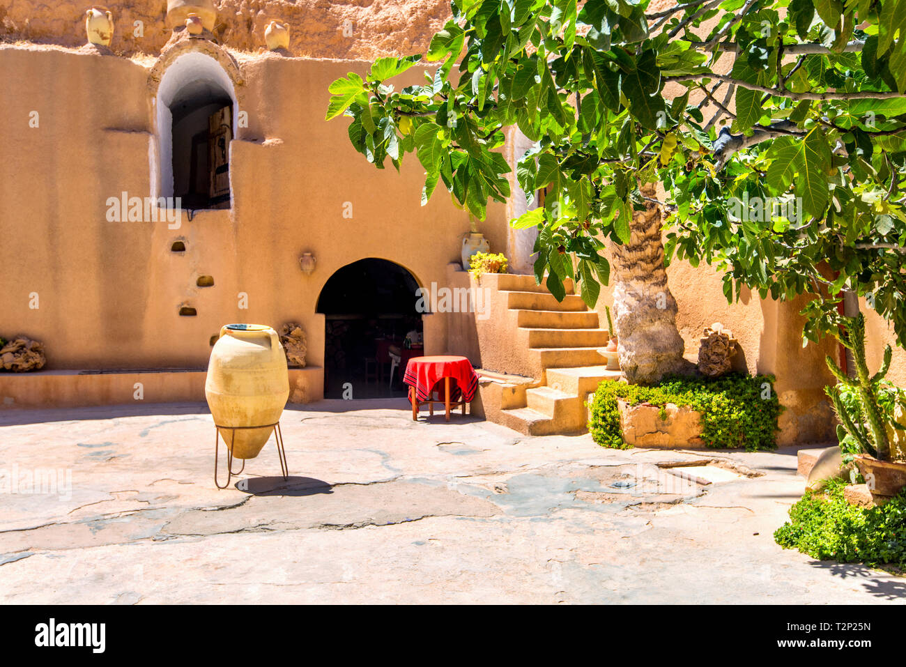 Innenhof der Berber u-Wohnungen. Matmata, Tunesien, Nordafrika Stockfoto