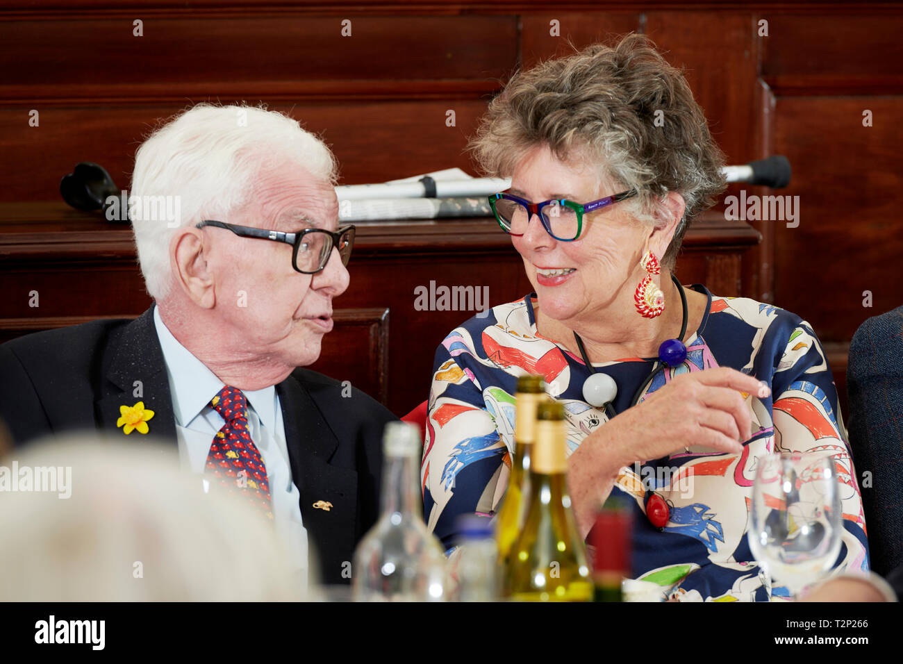 Barry Cryer & Prue Leith in den Oldie literarische Mittagessen 02.04.19. Stockfoto