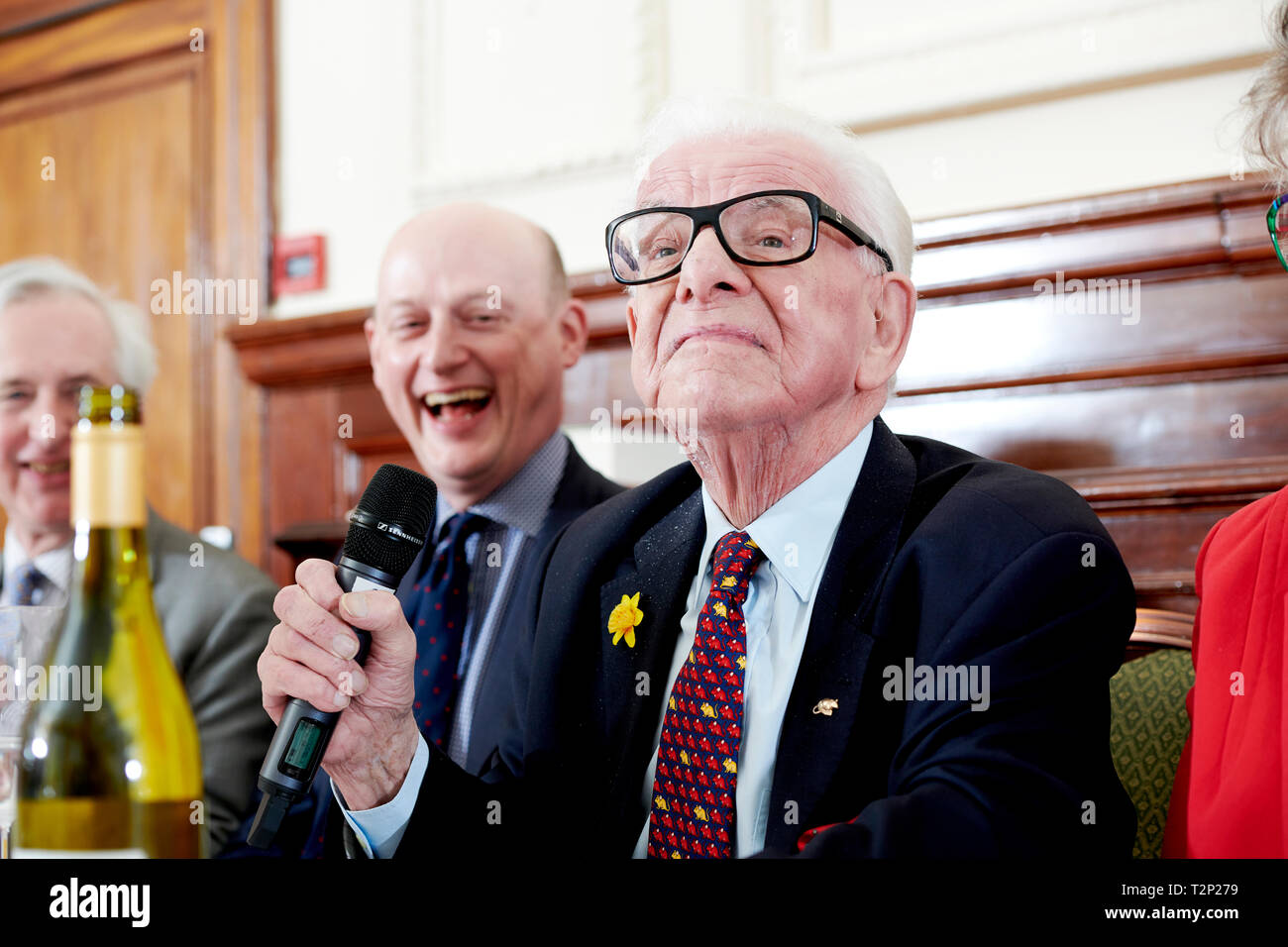 Harry Berg & Barry Cryer in den Oldie literarische Mittagessen 02.04.19. Stockfoto