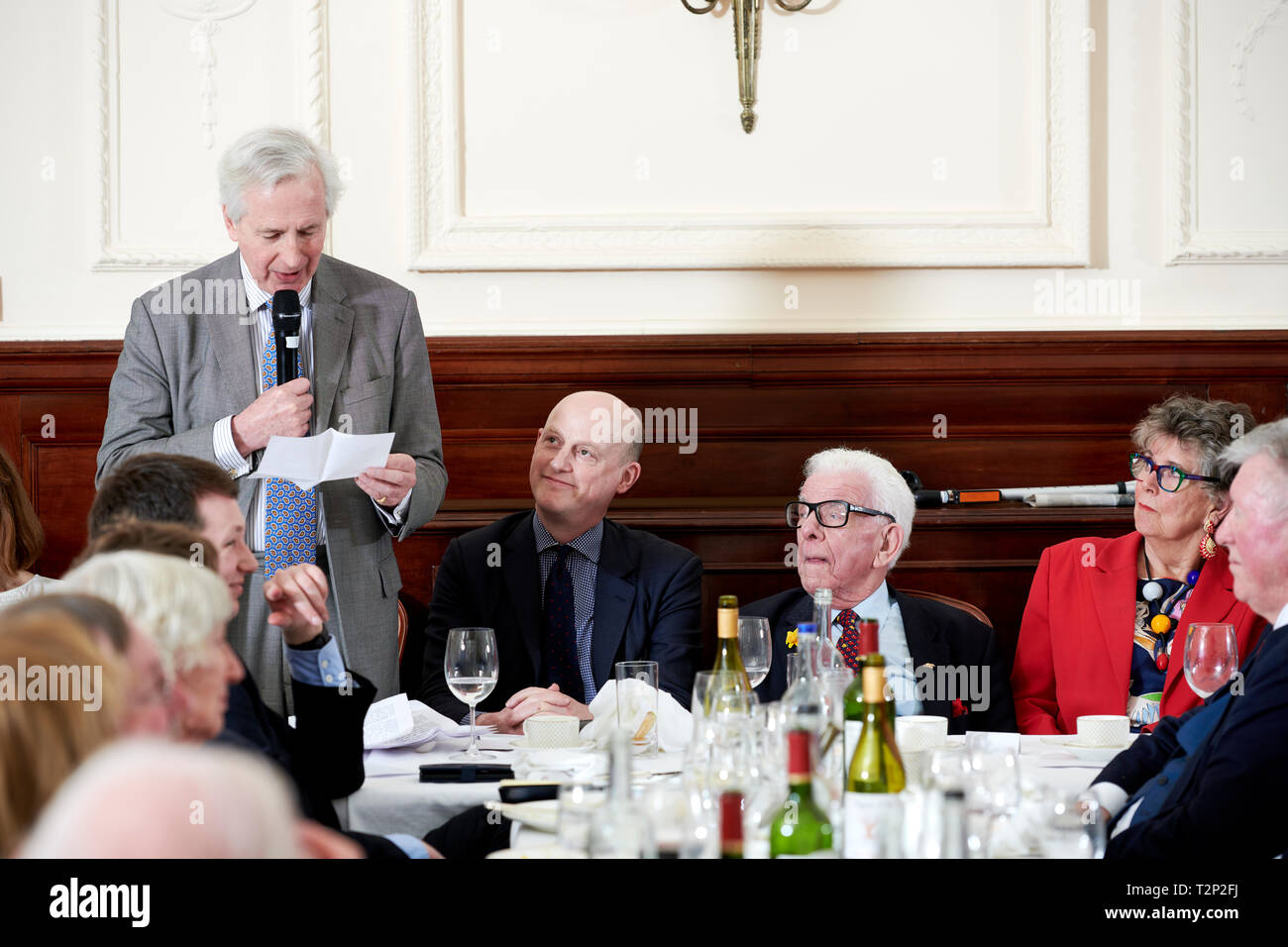 Hugo Vickers in den Oldie literarische Mittagessen 02.04.19. Stockfoto