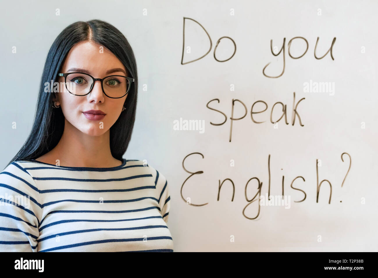 Portrait von attraktiven Schüler oder Lehrer der Englischen Sprache und Worte sprechen Sie Englisch Stockfoto