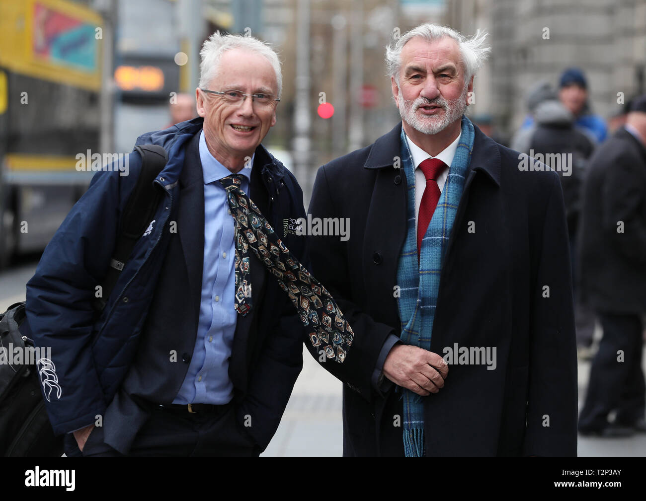 Sport Irland CEO John treacy (links) und Vorsitzender Kieran Mulvey kommen in Leinster House, bevor ein Sport Ausschusses in Bezug auf die Finanzierung der Fußball-Verband Irlands zu erscheinen. Stockfoto